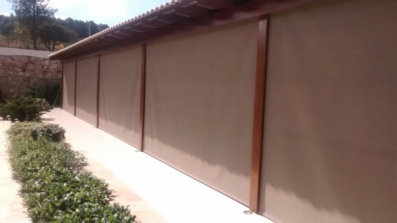 Toldo Cortina Marrom em Pergolado - Luna Toldos Anápolis